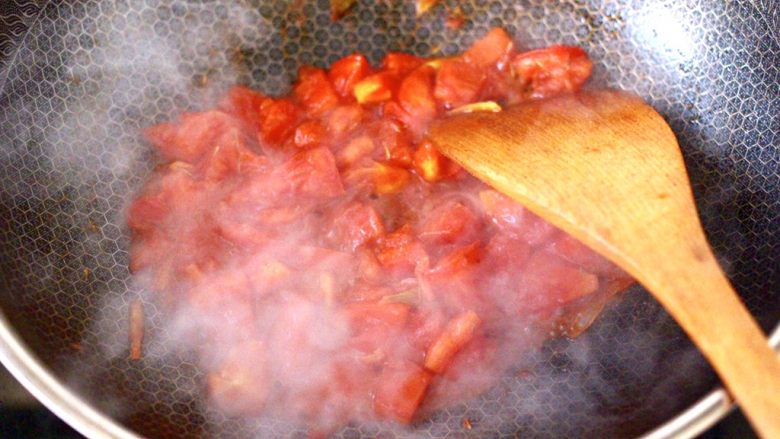 鲍鱼番茄海鲜豆腐浓汤,大火继续翻炒至番茄软烂后。