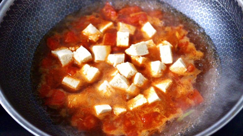 鲍鱼番茄海鲜豆腐浓汤,锅中倒入适量的清水，先放入冻豆腐。