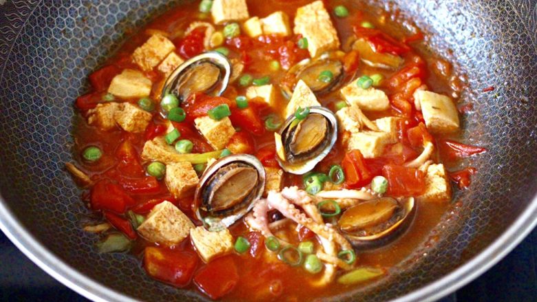 鲍鱼番茄海鲜豆腐浓汤,大火煮沸即可关火。