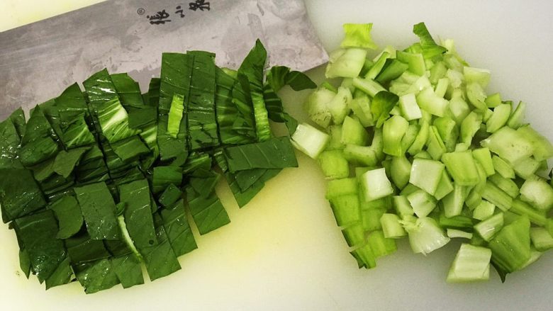酸豆角炒饭,油菜的菜梗切丁，菜叶切宽条备用；