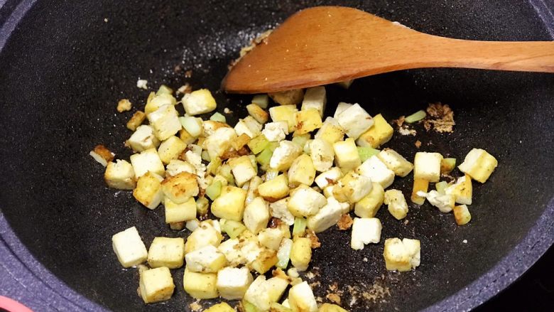 酸豆角炒饭,煎至豆腐金黄定型；