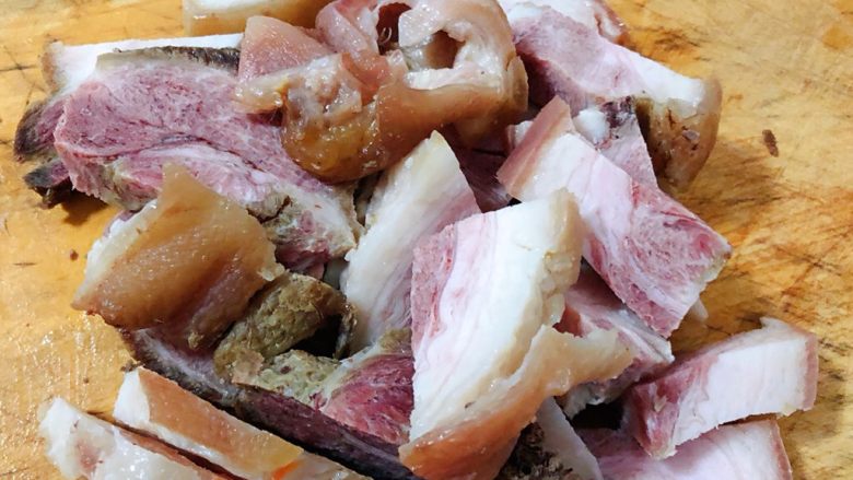 猪肘炖时蔬,猪肘子切成大片状喜欢吃油大一些的可以多切一些肥肉部分