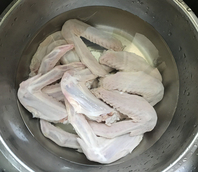 毛豆烧鸭翅,鸭翅清净后放清水中浸泡10分钟泡出血污，然后从弯节处剁开，留翅中；翅尖另做它用