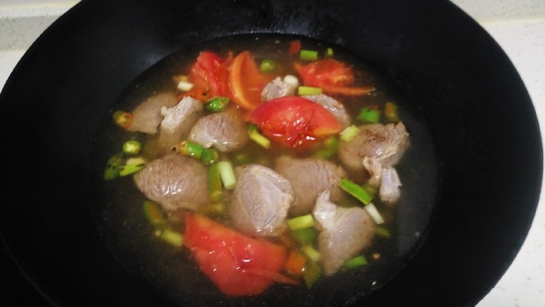 番茄炖牛腩,翻炒均匀，放入沫过食材的开水