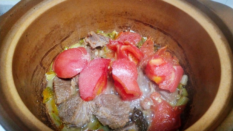 番茄炖牛腩,大火煮开转小火炖50分钟，放入另一半的番茄块。