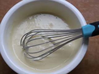 快手松饼,继续用打蛋器搅拌均匀，一定要把面糊搅到无颗粒的状态，看上去十分细腻光滑，如果早上要吃，可以提前把面糊搅好，放入冰箱里冷藏一晚上。