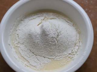 快手松饼,将面粉和无铝泡打粉筛入牛奶蛋液中。