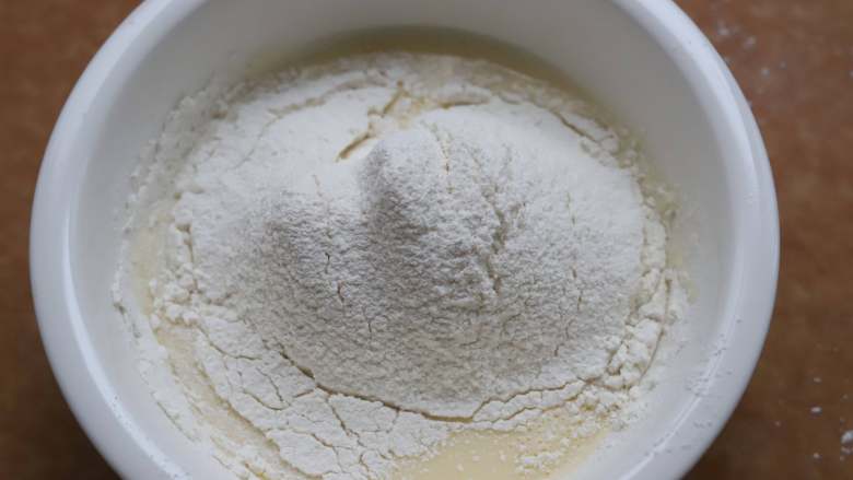 快手松饼,将面粉和无铝泡打粉筛入牛奶蛋液中。