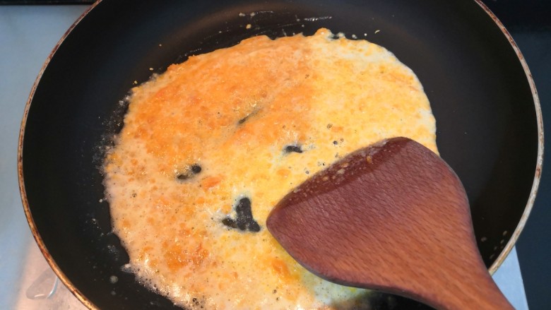 咸蛋黄焗山药,关小火，煎炒均匀