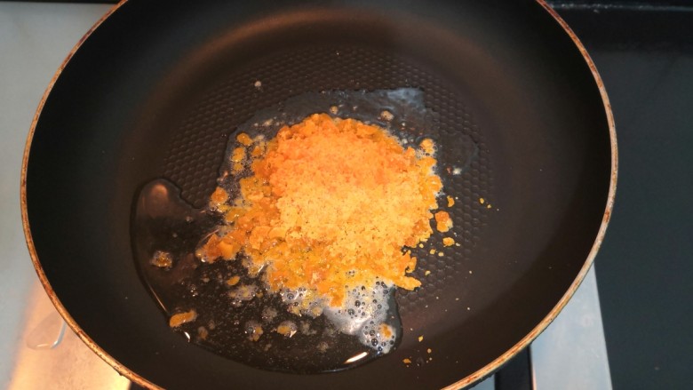 咸蛋黄焗山药,倒入，碾碎的咸蛋黄