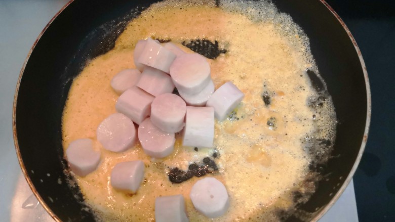 咸蛋黄焗山药,把熟山药块，倒入咸蛋黄中