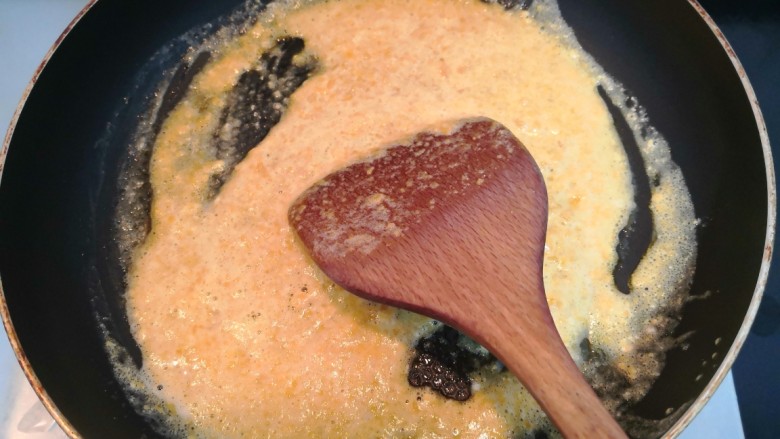 咸蛋黄焗山药,用铲子，翻炒均匀