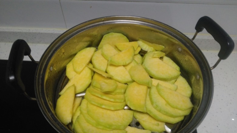 南瓜枣卷,南瓜去皮切片，放入蒸锅。