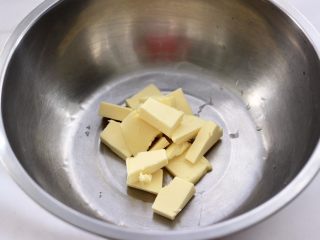 KT黄油蛋黄饼干,首先把黄油室温软化后，放入盆中。