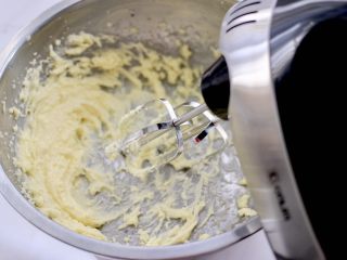 KT黄油蛋黄饼干,用电动打蛋器开始打发黄油，至还有膨大变成白色。