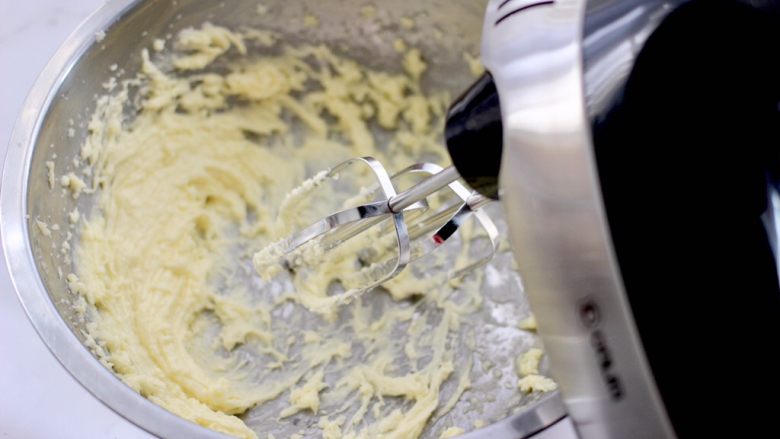 KT黄油蛋黄饼干,用电动打蛋器开始打发黄油，至还有膨大变成白色。