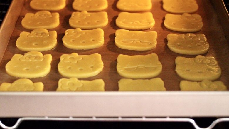 KT黄油蛋黄饼干,烤箱180度预热10分钟后，把烤盘放入烤箱中层。