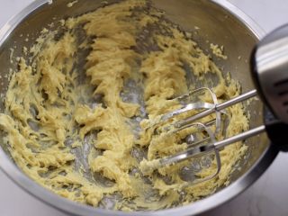 KT黄油蛋黄饼干,蛋黄液每次要少量多次的加入，必须要打发均匀哟。