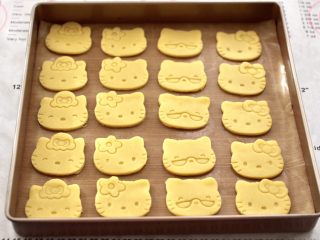 KT黄油蛋黄饼干,依次做完所有的饼干，我用了4个不同图案的KT模具，把做好的KT饼干放入烤盘里。