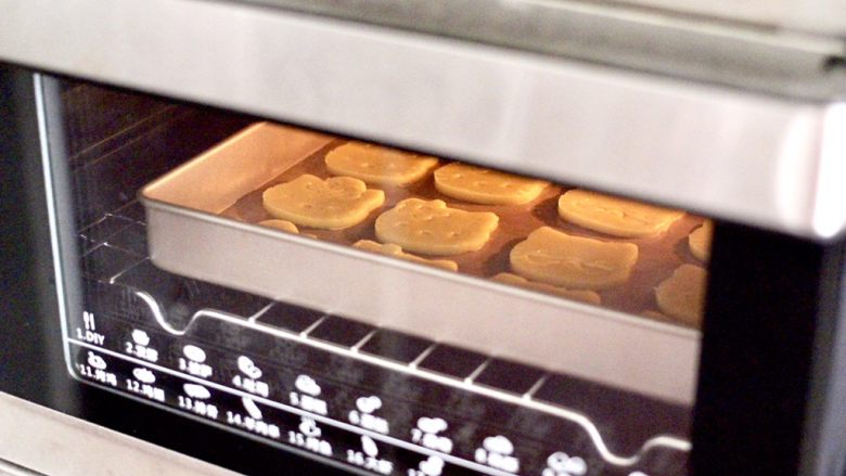 KT黄油蛋黄饼干,上下火180度烤制10-12分钟，表面稍微变成金黄色即可（具体烤制时间看自己家烤箱温度而定）。