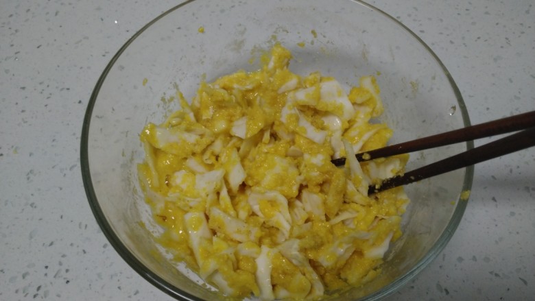 玉米面、包菜、鸡蛋、尖椒饼,搅拌均匀