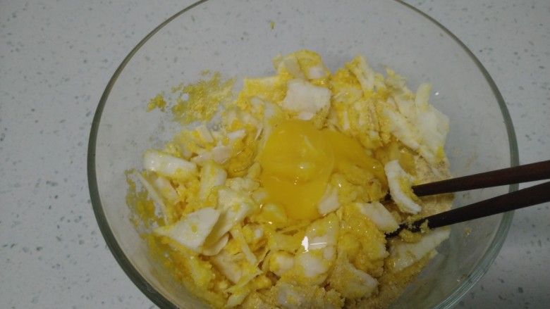 玉米面、包菜、鸡蛋、尖椒饼,搅拌均匀，再打入一个鸡蛋