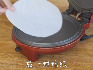 零难度自制【椰蓉小球】一口一个,小红锅最高温预热完成后，铺入一张烘焙纸，放入椰子球