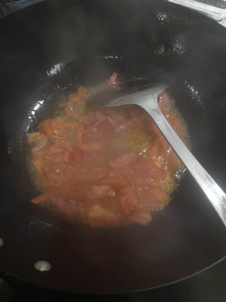菌菇豆腐汤,油锅热后加入番茄翻炒