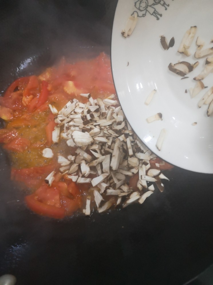 菌菇豆腐汤,加入香菇继续翻炒