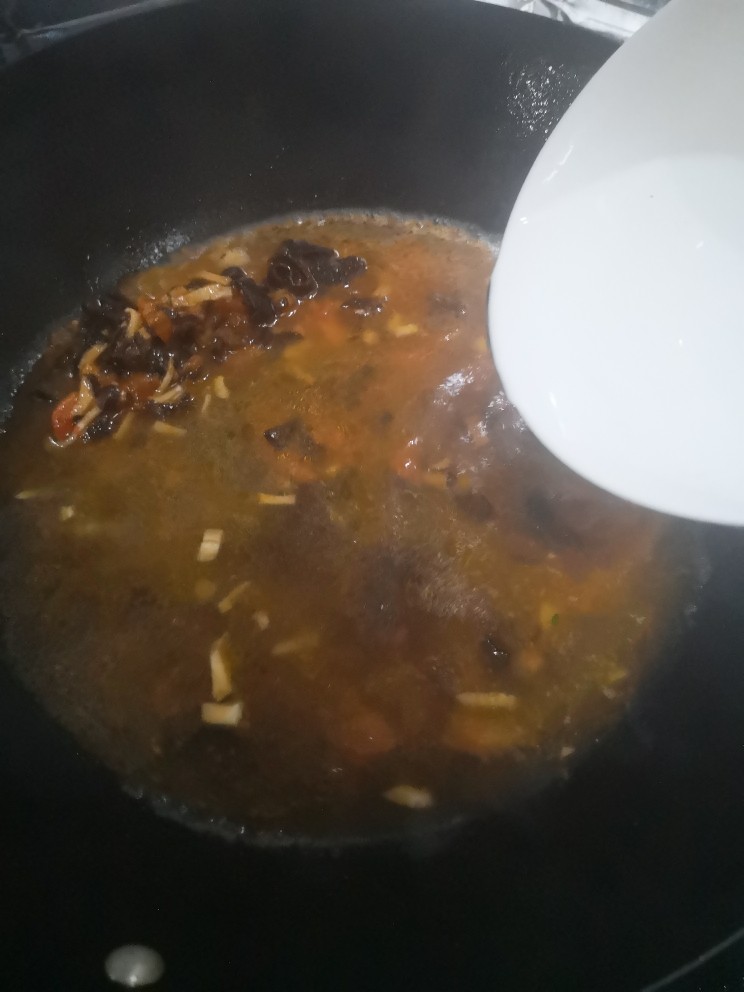 菌菇豆腐汤,倒入一大碗水