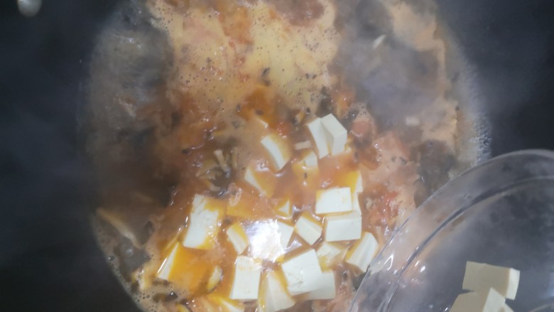菌菇豆腐汤,加入豆腐