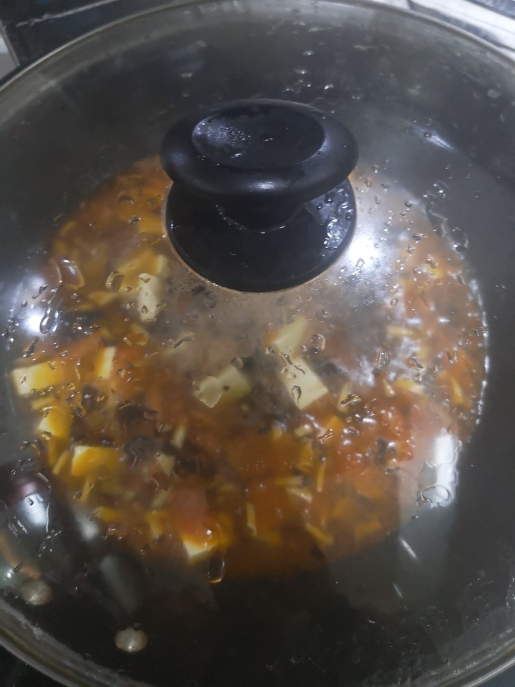 菌菇豆腐汤,加入豆腐烧开后小火煮十分钟
