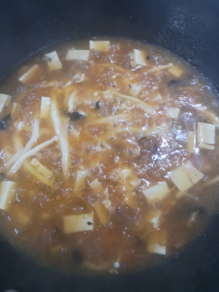 菌菇豆腐汤,倒进鸡蛋的汤一烧开就可以关火了