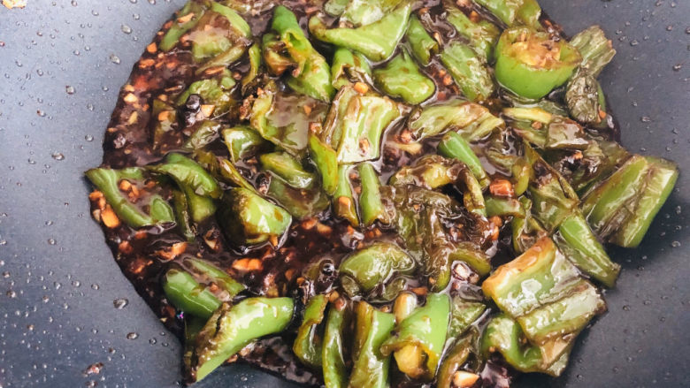 史上最好吃的虎皮青椒，超下饭，专治没胃口,炒至汤汁浓稠即可出锅。