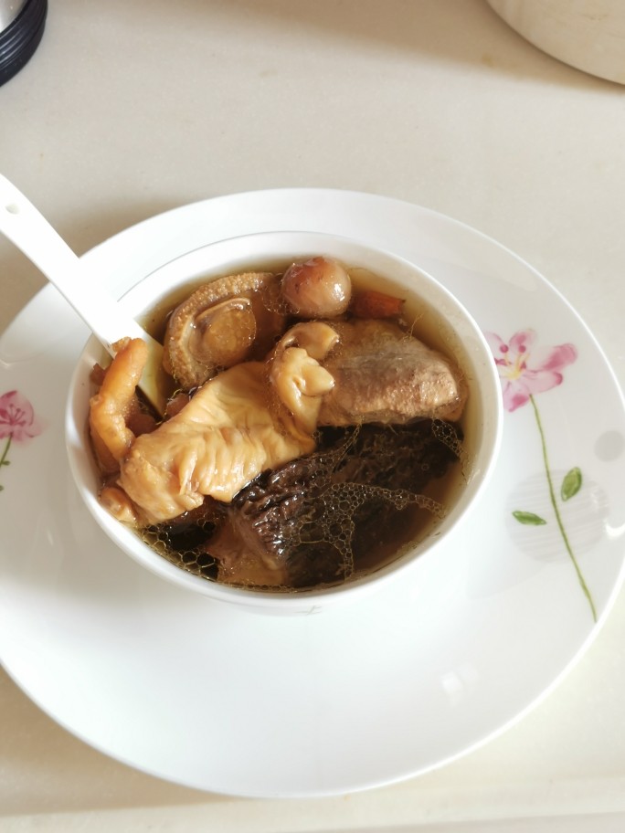 羊肚菌花胶鲍鱼猪肉汤【附有发花胶方法】,配个青菜、捞面，完美的一顿。
