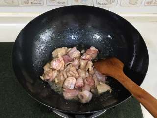 香菇炖鸡,迅速加入鸡块翻炒至微黄。