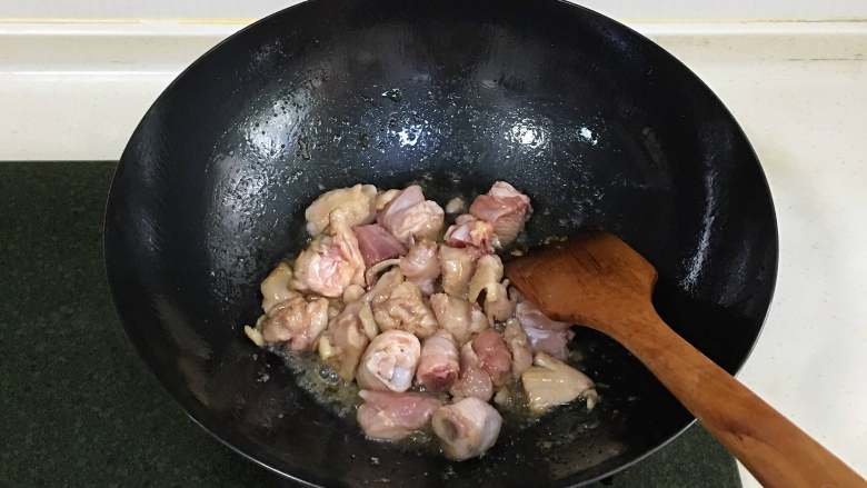 香菇炖鸡,迅速加入鸡块翻炒至微黄。
