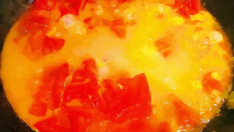 番茄鸡蛋炒年糕,倒入蛋液中火待蛋液略微成形开始翻炒