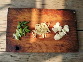 酸辣鸡胗,葱斜刀切小段，姜切丝，蒜去皮去蒂切片。