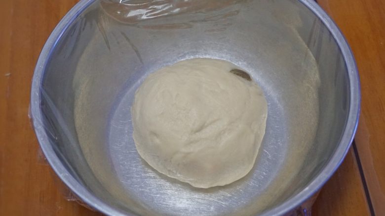 香甜柔软的葡萄干花辫面包，吃过一次就爱上了！,盖上保鲜膜进行第一次发酵。
