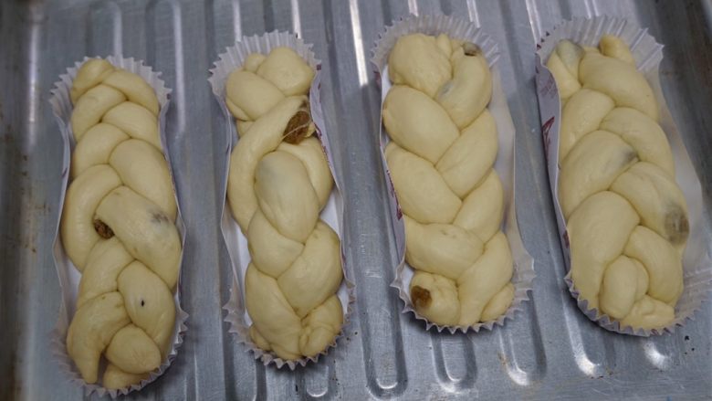 香甜柔软的葡萄干花辫面包，吃过一次就爱上了！,放入纸模中进行第二次发酵