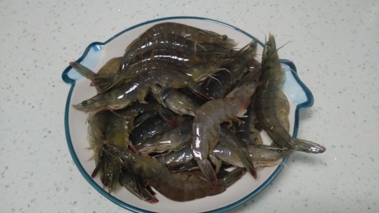 干锅基围虾,用剪刀剪去虾脚和虾须，去除虾线和虾脑,清洗干净