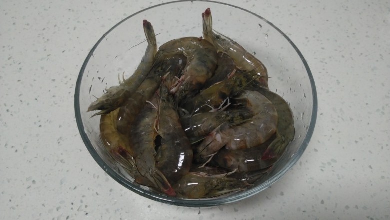 干锅基围虾,搅拌均匀腌制15分钟