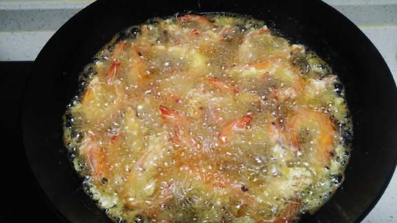 干锅基围虾,锅中放入适量油，油温6层热，放入虾