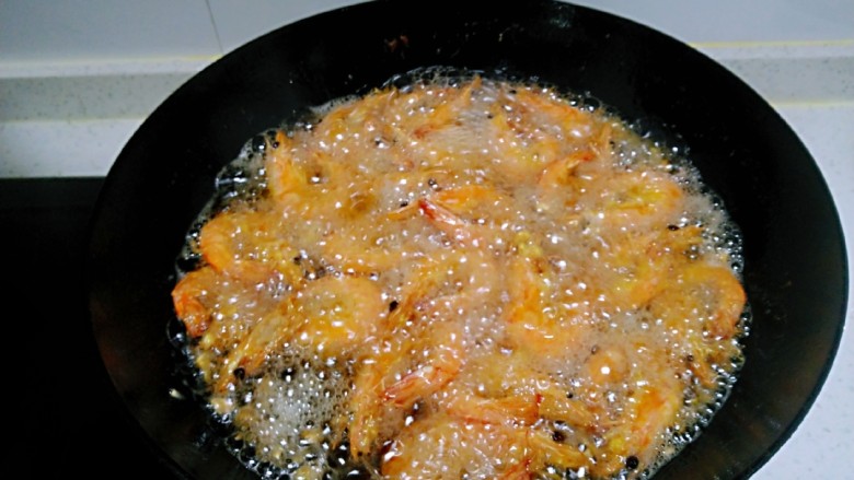 干锅基围虾,待油温升至8层热，倒入虾复炸