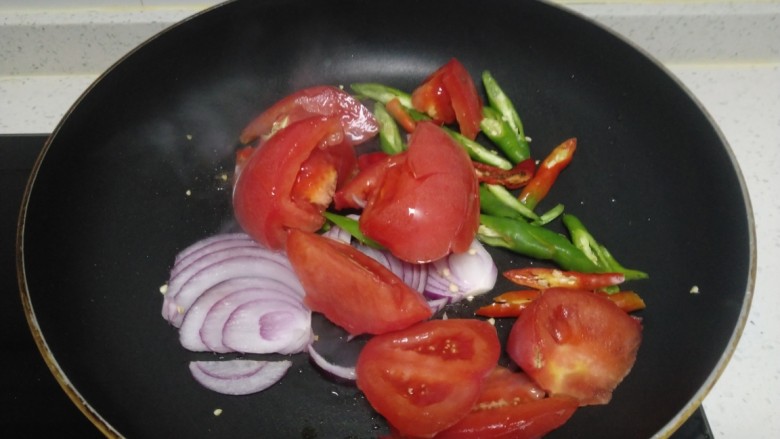 尖椒炒西红柿、小白菜,放入西红柿块