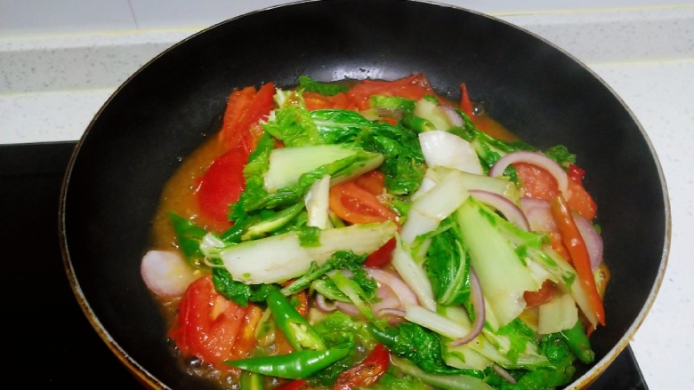 尖椒炒西红柿、小白菜,翻炒均匀