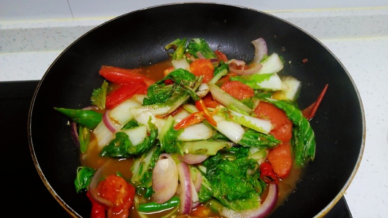 尖椒炒西红柿、小白菜,搅拌均匀
