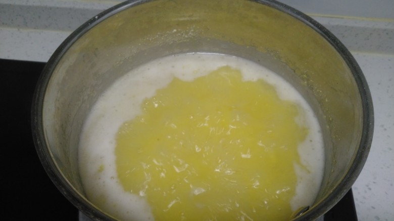 南瓜玉米面、玉米疙瘩粥,锅中加入清水，水开后一边搅拌一边加入玉米面