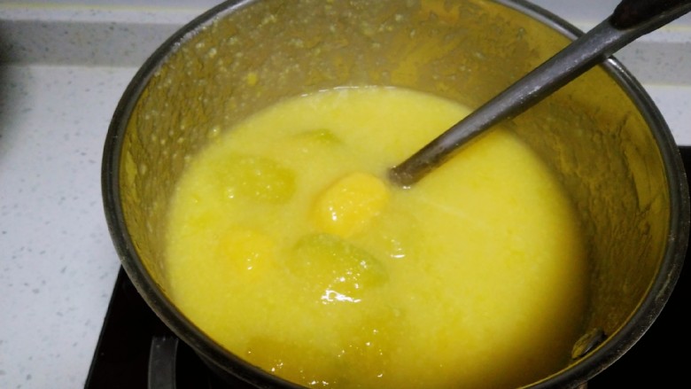 南瓜玉米面、玉米疙瘩粥,一边煮一边搅拌，煮20分钟